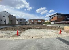 カースペースはゆとりのある2台分確保＾＾ マイカー用に、お客さま用に、余裕を持ってご利用いただけます。