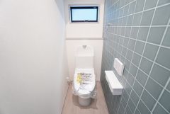 1階2階の2ヶ所にトイレがありますので、忙しい朝にも家族に気を使わず、ゆとりが生まれますね＾＾ 小窓付きで換気する時に便利です＾＾