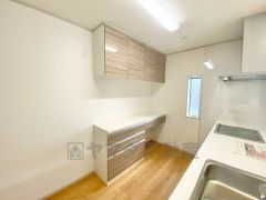 キッチン後方には大容量カップボード完備＾＾