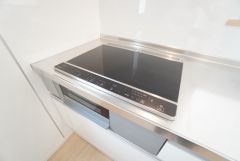 汚れてもサッとふける、お手入れのしやすいIHクッキングヒーター。オール電化なので経済的です。