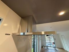 コンロ上には換気扇完備＾＾すぐ横に小窓が設けられているので、換気扇と合わせてWで換気できます＾＾