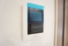  防犯はもちろん、セールスマン対策にもなるモニター付きインターホンです。お子さん1人での留守番時にも活躍しそうです。