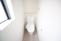 1階2階の2ヶ所にトイレがありますので、忙しい朝にも家族に気を使わず、ゆとりが生まれますね＾＾ 小窓付きで換気する時に便利です＾＾