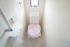 温水洗浄機付トイレです。節水機能もあるので、安心して使えますね。もちろん、1階2階の2ヶ所にトイレがあるので、忙しい朝にもゆとりができますね。