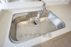 大きなお鍋も楽々洗える幅の広いシンクです＾＾ステンレスシンクなので簡単にお掃除できますよ。洗剤やスポンジもすっきりできる収納付き。