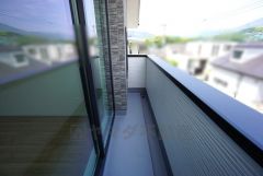 朝陽が射し込む東向きのバルコニー。