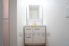 三面鏡裏収納付き洗面化粧台です＾＾ 歯磨きセットやスキンケア用品などの収納に便利ですね。 生活感も隠すことができ、来客時に活躍＾＾