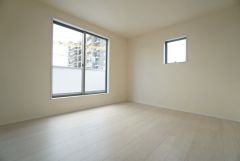 寛ぎの時間を紡ぎだす主寝室は、大型ベッドを置いても余裕の広さを確保しています。
