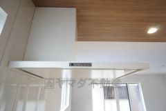 コンロ上には換気扇完備＾＾すぐ横に小窓が設けられているので、換気扇と合わせてWで換気できます＾＾