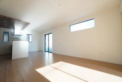 大きな掃き出し窓のあるリビングは、陽光あふれる明るい空間です。ゆったりと寛げる憩いの場となりそうです。