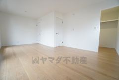 11.5帖洋室。2ドア1ルーム＾＾生活スタイルの変化に合わせてお部屋を仕切ることができます＾＾