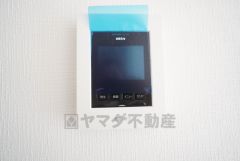 防犯はもちろん、セールスマン対策にもなるモニター付きインターホンです。 来訪者の顔が見えるので安心ですね＾＾