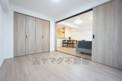 5.7帖。主寝室としてお使いいただけそうなこちらのお部屋は、日当たりが良く、爽やかな風を感じて起きる朝は、快適生活の始まりに。 