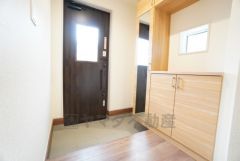 ご家族の靴をスッキリと片付けられるシューズボックス付きの玄関です＾＾スッキリと片付いた玄関は気持ちがいいです。