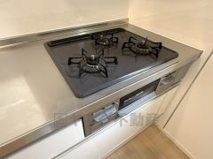 3種類の料理が同時に調理できる、3口ガスコンロ。忙しい夕食の支度時間が短縮できて効率よくお料理が楽しめます。