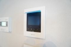 防犯はもちろん、セールスマン対策にもなるモニター付きインターホンです。お子さん1人での留守番時にも活躍しそうです。