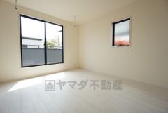 7帖。主寝室としてお使いいただけそうなこちらのお部屋は、日当たりが良く、爽やかな風を感じて起きる朝は、快適生活の始まりに。