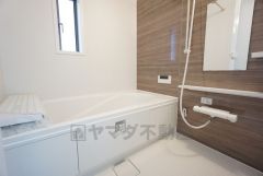 1日の疲れを癒すくつろぎのバスルーム。足を伸ばしてもゆったりと入れるサイズです。お子様と一緒にお風呂に入っても狭くないですね＾＾