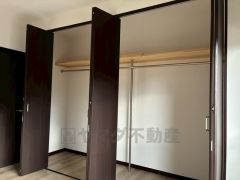 洋室にはハンガーパイプ付きのウォークインクローゼットが設けられています。たっぷり収納できるので衣替えの心配もいりませんね＾＾ 