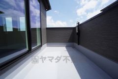 広々としたバルコニー。 天気のいい日にはお布団もまとめて干せそうですね＾＾