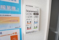 雨の日の洗濯も安心できる浴室暖房乾燥機付き浴室。リモコンで操作もボタン1つで簡単。