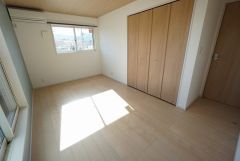 主寝室としてお使いいただけそうなこちらのお部屋は、日当たりが良く、爽やかな風を感じて起きる朝は、快適生活の始まりに。