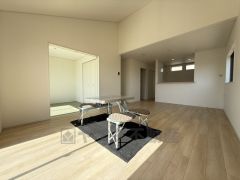 家族が集まる開放的なリビング。思い思いの時間を過ごしたり食事をしたり、素敵な団らんの場になりますね。