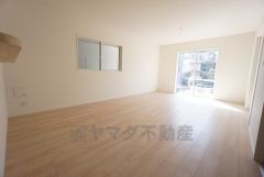 大きな掃き出し窓のあるリビングは、陽光あふれる明るい空間です。ゆったりと寛げる憩いの場となりそうです。