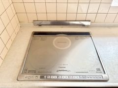 お手入れのしやすいIHクッキングヒーターです。3口コンロなので、効率よくお料理が楽しめます。毎日のお料理も楽しくなりますね＾＾ 