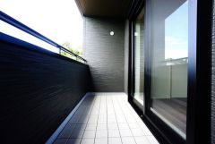 同仕様写真。大型のバルコニーは日当たり良好です。お洗濯物も気持ちよく干せそうです。日光浴をしたり、星を眺めたりも良いですね^^