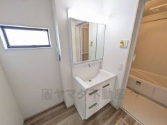 三面鏡裏収納付き洗面化粧台です＾＾ 歯磨きセットやスキンケア用品などの収納に便利ですね。 生活感も隠すことができ、来客時にも安心です。