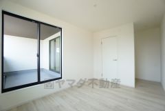 バルコニーに面した洋室です。大きな窓からやわらかな陽が差し込む明るいお部屋です。寝室としてもおすすめです。