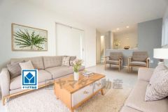 家族が集まる開放的なリビング。思い思いの時間を過ごしたり食事をしたり、素敵な団らんの場になりますね。