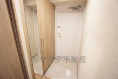 ご家族の靴をスッキリと片付けられるシューズボックス付きの玄関です＾＾スッキリと片付いた玄関は気持ちがいいです。 姿見付きで外出時の身だしなみチェックに便利＾＾ 