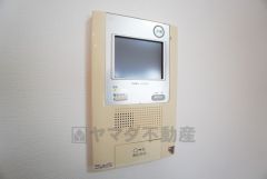 防犯はもちろん、セールスマン対策にもなるモニター付きインターホンです。お子さん1人での留守番時にも活躍しそうです。