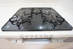 3種類の料理が同時に調理できる、3口ガスコンロ。忙しい夕食の支度時間が短縮できて効率よくお料理が楽しめます。