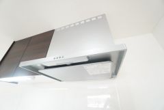 お手入れが簡単なスリム型レンジフードです。調理により発生する油煙や臭いを吸い込み、屋外へ排気してくれます。