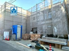 A号棟左側。西鉄バス「皿山一丁目」歩2分＾＾天神＆博多駅へのアクセス良好＾＾歩9分圏にサニー、コンビニ2種、ドラッグ新生堂、保育園、病院、郵便局など周辺環境充実＾＾