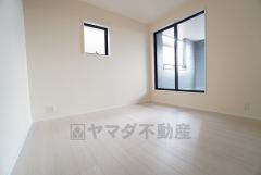 6.25帖。2面採光を確保した明るい室内は、風通しも良く、大変居心地の良い空間となっております。日当たりがよく、子供部屋としての利用もおすすめ。