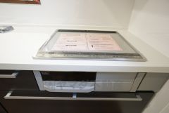 お手入れのしやすいIHクッキングヒーターです。3口コンロなので、効率よくお料理が楽しめます。毎日のお料理も楽しくなりますね＾＾