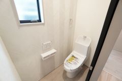 1階2階の2ヶ所にトイレがありますので、忙しい朝にも家族に気を使わず、ゆとりが生まれますね＾＾ 小窓付きで換気する時に便利です＾＾