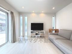 家族が集まる開放的なリビング。思い思いの時間を過ごしたり食事をしたり、素敵な団らんの場になりますね。