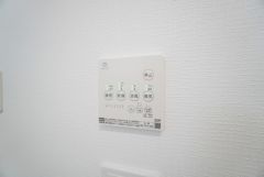 浴室暖房乾燥機には、暖房、乾燥、涼風、換気の4つの機能が付いています。タイマー付きです。換気・雨の日の洗濯も安心です＾＾