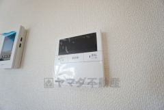 キッチン横からボタンで楽々操作できる給湯器リモコンです＾＾忙しい夕飯の準備の時間帯に重宝しますね。