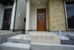 玄関扉が奥まって設置されているので、雨にも濡れにくくなっています。