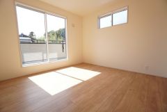 主寝室としてお使いいただけそうなこちらのお部屋は、日当たりが良く、爽やかな風を感じて起きる朝は、快適生活の始まりに。