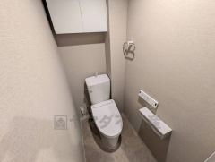 ウォシュレット、暖房便座、節電・節水機能など、使い勝手のよい高機能トイレです。 上部には収納棚が付いています＾＾