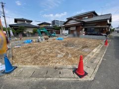 駐車スペースはゆとりある2台分を確保。マイカー用に、お客さま用に、余裕を持ってご利用いただけます。 