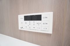 湯量・湯温の設定、そして保温までワンタッチのフルオートバス。便利な追い炊き機能付きです。