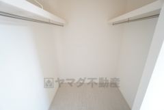 洋室にはハンガーパイプ付きのウォークインクローゼットが設けられています。たっぷり収納できるので衣替えの心配もいりませんね＾＾